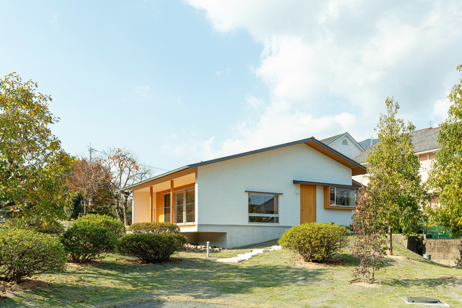 伊吹山の稜線を望み集い語らう平屋@岐阜県不破郡 | 店舗・施設設計