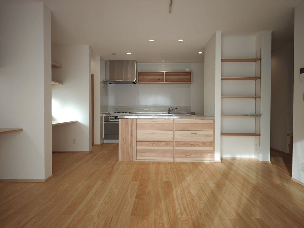 大きなキッチン周りの収納にもなっているステンレス天板の作業台　扉の面材は長良杉です。