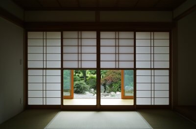 寝室の壁に自然素材を使うと、暮らしはどう変わるのか | その他