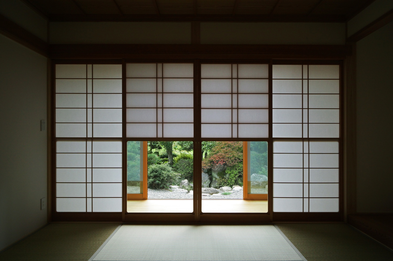 寝室の壁に自然素材を使うと、暮らしはどう変わるのか | その他